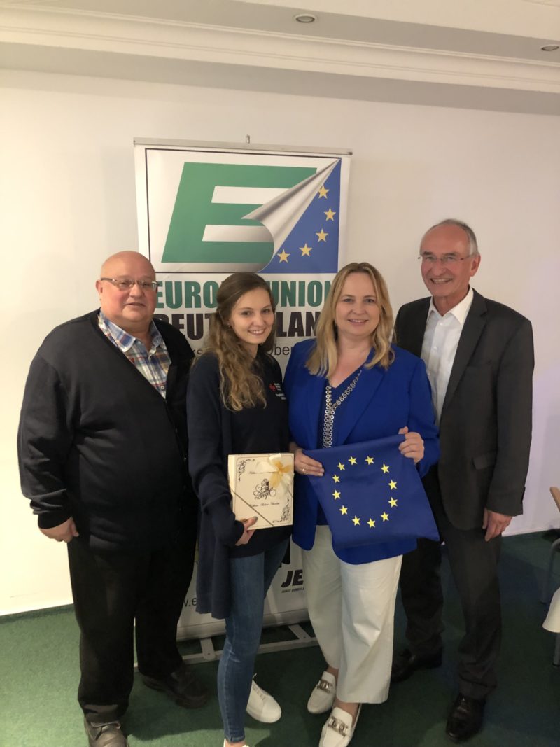 Im Bild v.l.n.r.: Bezirksvorsitzender Walter Göbl, Verena Schmidt vom BRK, Bezirksrätin Gisela Kriegl, Kreisvorsitzender Josef Jung