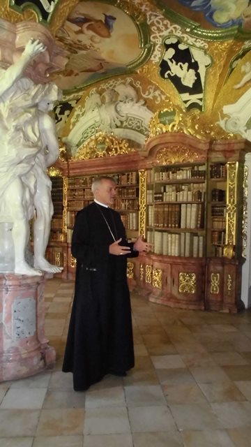 Abt Wolfgang Maria Hagl OSB bei der Führung durch das Kloster Metten