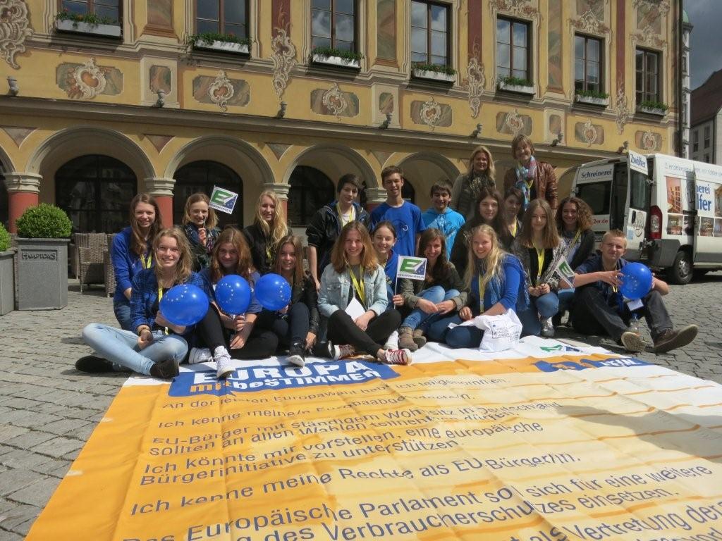 Schülerinnen und Schüler des Vöhlin Gymnasiums Memmingen vor der Bodenzeitung